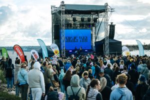 Festivalio „Darom prie jūros“ scena Melnragės paplūdimyje