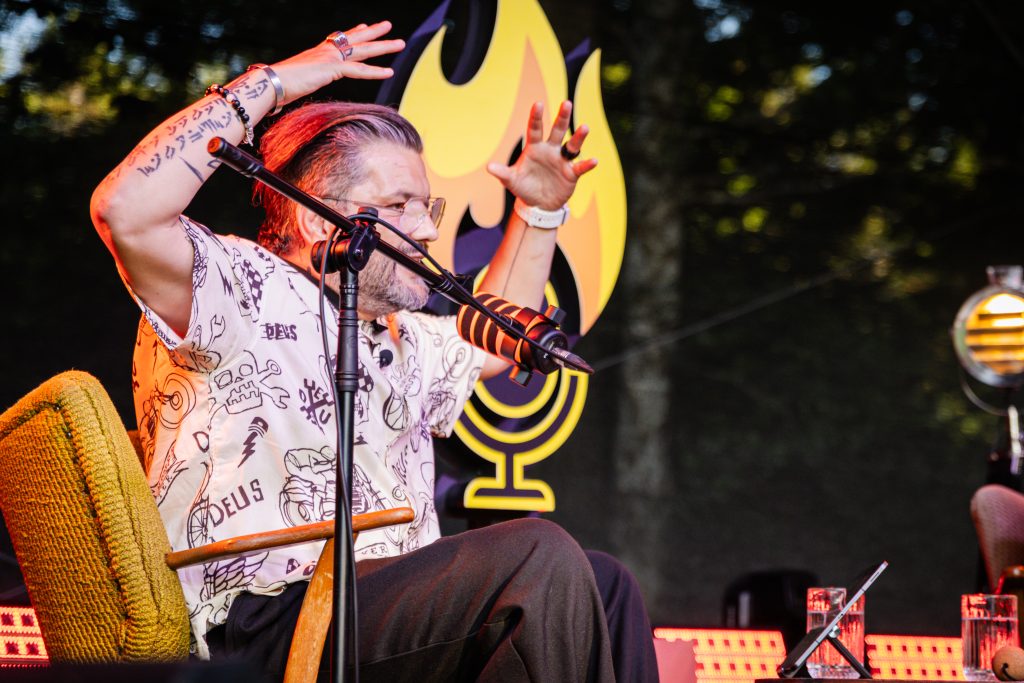 Mantas Katleris „ANT LAUŽO“ gyvo pasirodymo metu