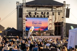 Festivalio „Darom prie jūros“ scena ir žiūrovai
