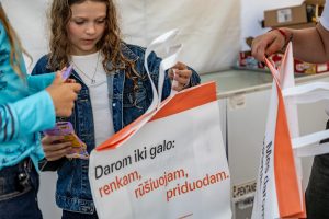 Festivalio dalyvė kuria tvarų pirkinių maišelį