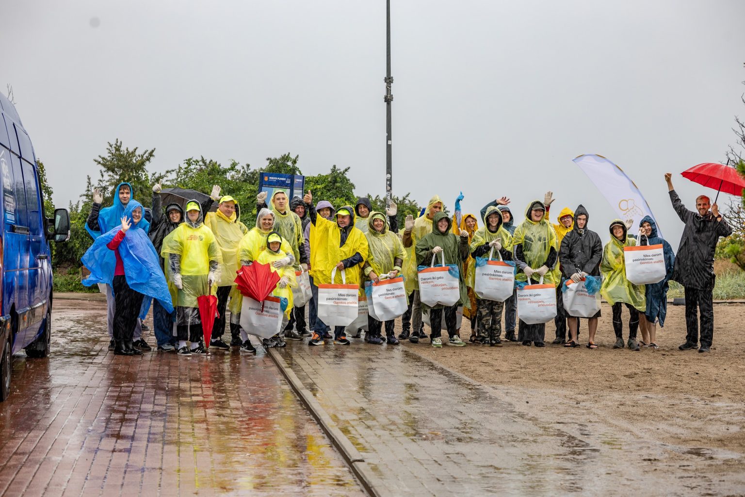 Savanoriai pajūrio tvarkymosi akcijoje per lietų