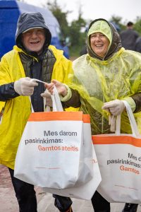 Savanorės su akcijos „Mes Darom“ maišais