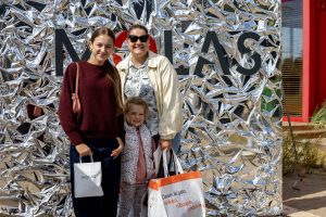 Festivalio dalyvės prie instaliacijos „Okeanas“