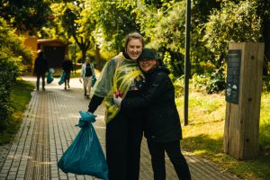„Darom prie jūros“ savanorės po pajūrio tvarkymo