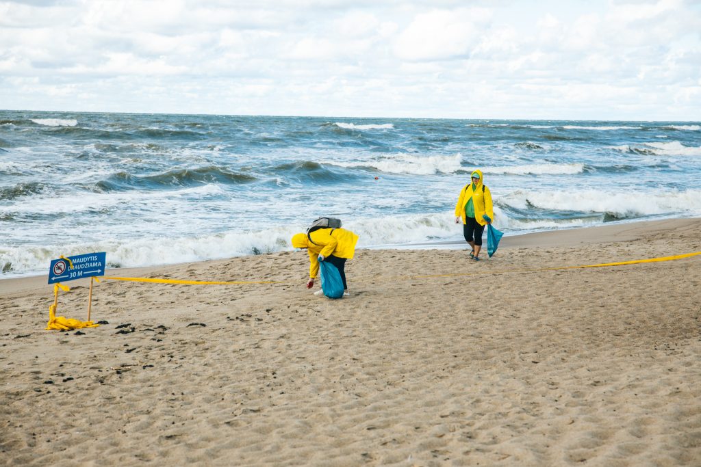 Savanoriai tvarko audringą Melnragės pajūrį
