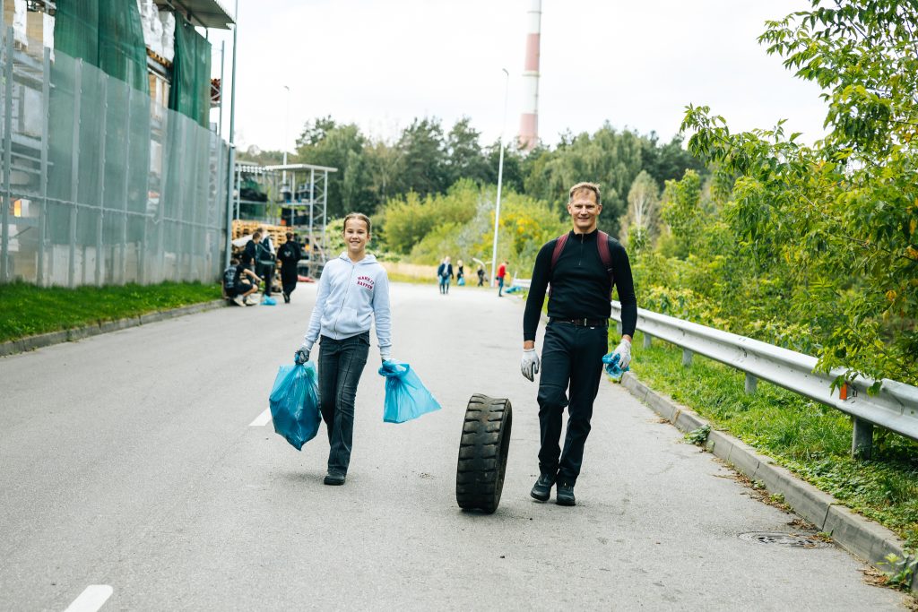 Savanoriai su surinktomis atliekomis prie Vilniaus „Ozo“