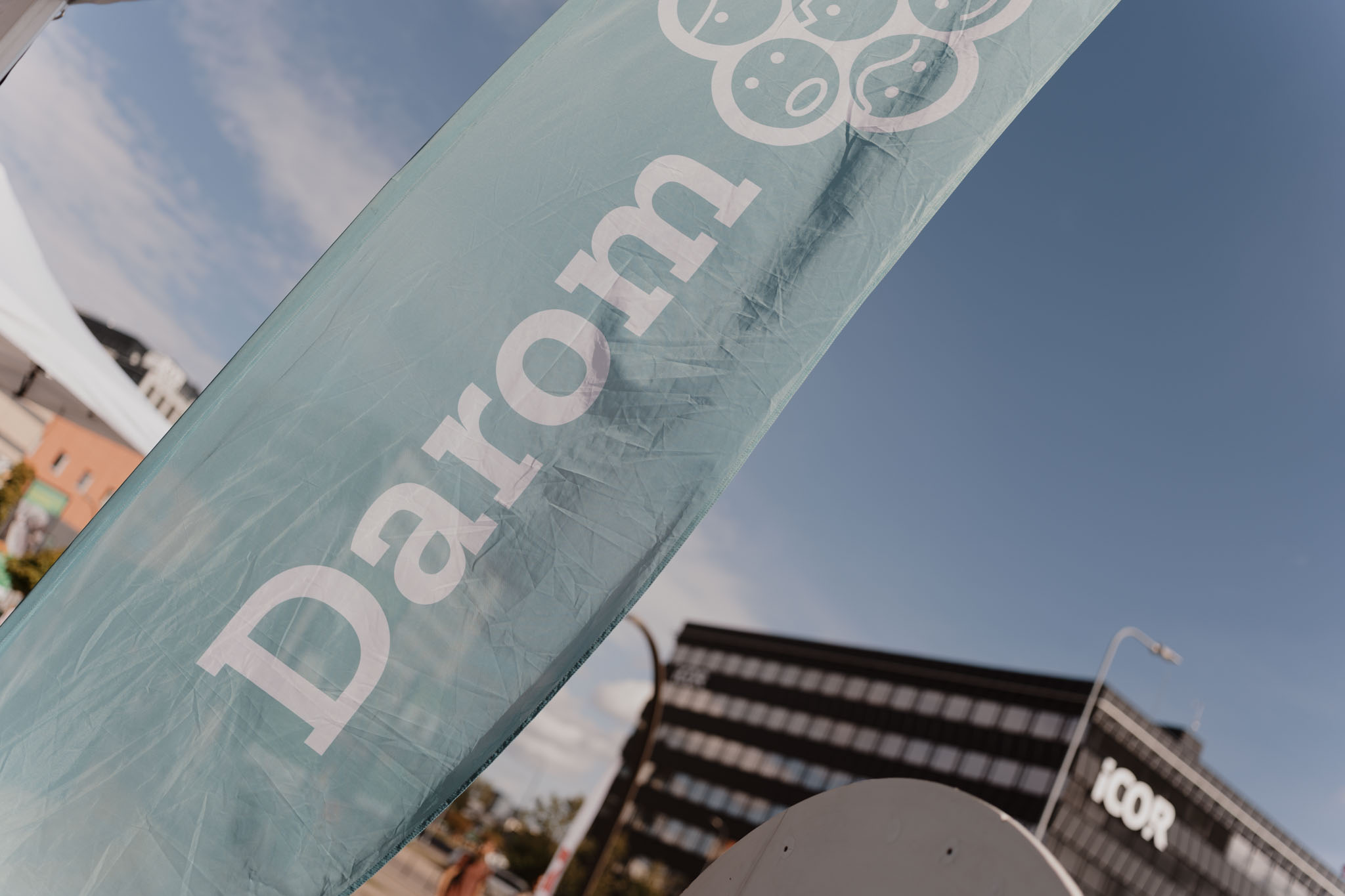 „Darom“ vėliava prie prekybos centro „Ozas“