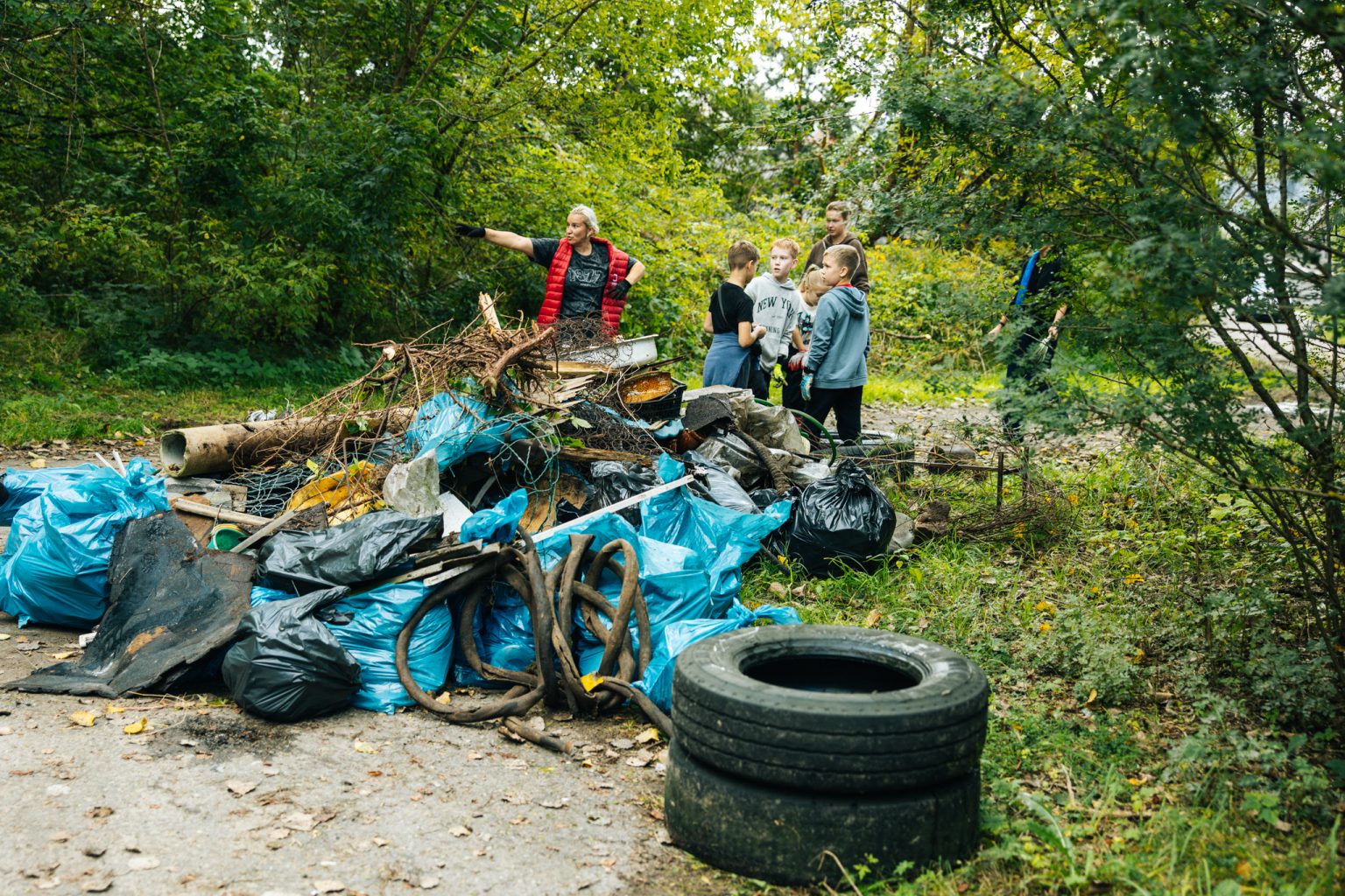 Savanoriai prie surinktų atliekų Vilniaus gamtoje