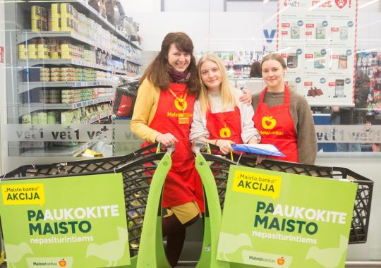 „Maisto banko“ savanoriai parduotuvėje renka paramą