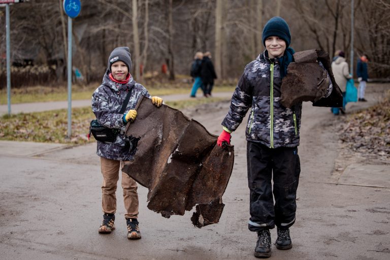 Vaikai rodo gamtoje surinktas atliekas