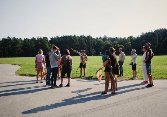 Gamtininkas su dalyviais tyrinėja gamtą Vingio parke