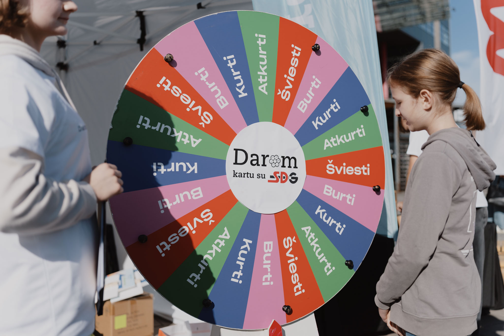 Dalyviai prie „Darom kartu su SDG“ edukacinio rato