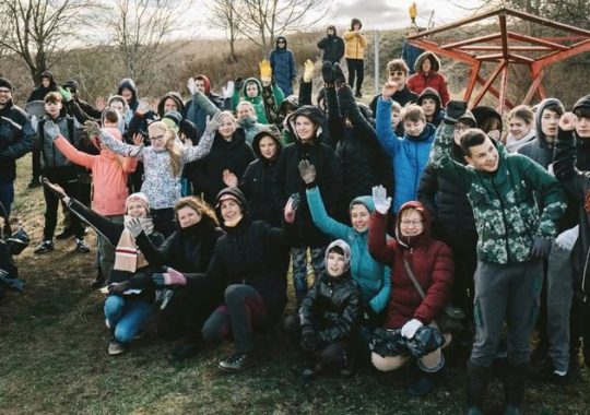 Savanoriai tvarko „Šilainių sodų“ bendruomeninį sodą